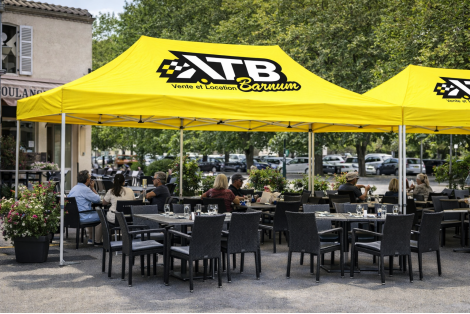 Optimisez votre terrasse de café avec les barnums pliants : structures acier ou aluminium