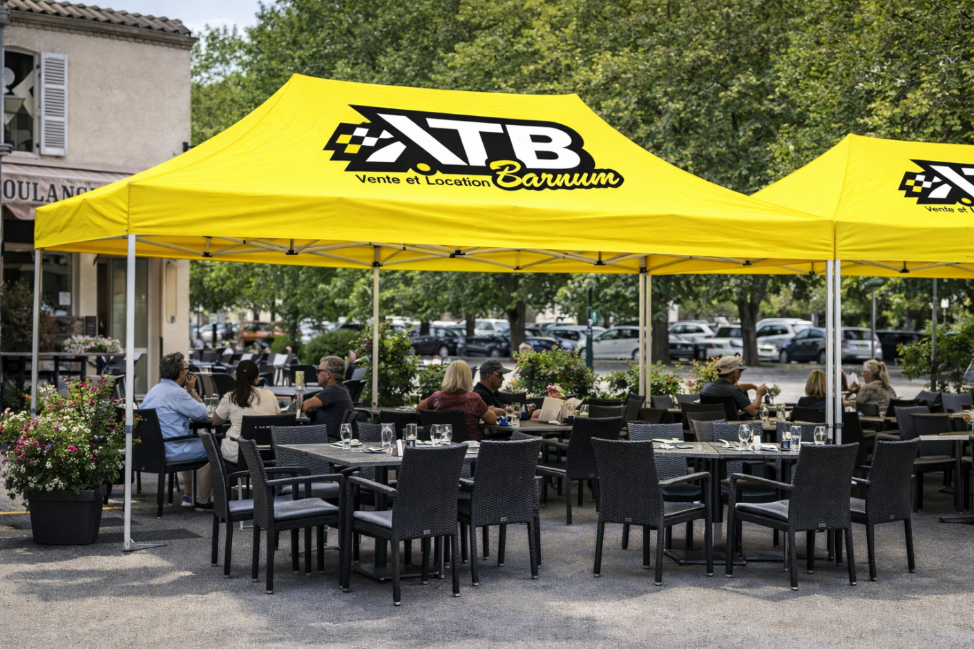 Optimisez votre terrasse de café avec les barnums pliants : structures acier ou aluminium